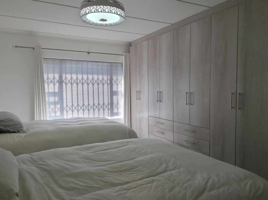 6 Bedroom Property for Sale in Wavecrest Eastern Cape